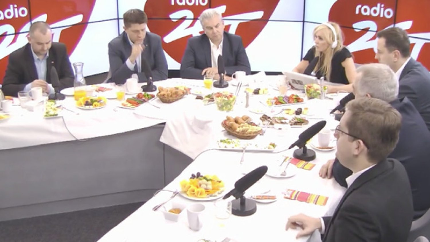 W programie "7 Dzień Tygodnia" rozmawiano między innymi o 500 zł na dziecko i zaprzestaniu finansowania metody in vitro.