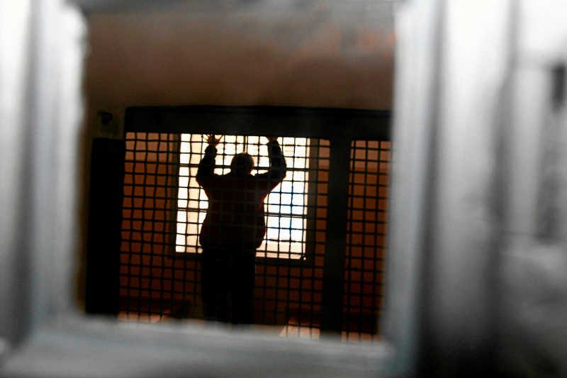 Oskarżony o pedofilię nauczyciel dostaje do aresztu połowę pensji. Chroni go prawo rodem z PRL-u.