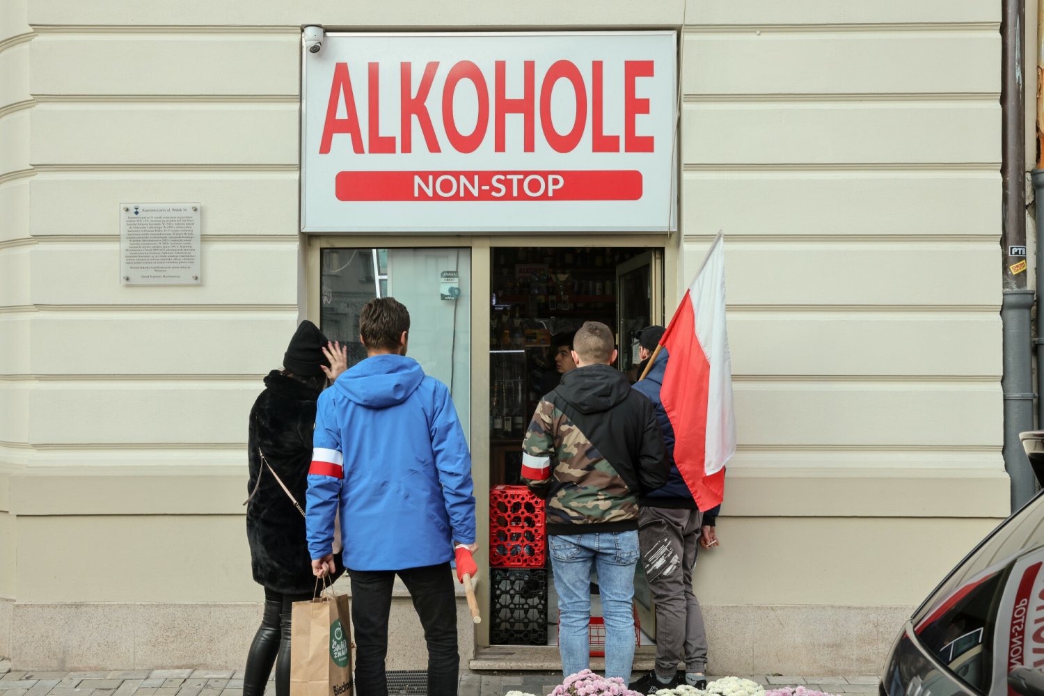 Alkohol dla wielu uczestników jest nieodłącznym elementem Marszu Niepodległości.