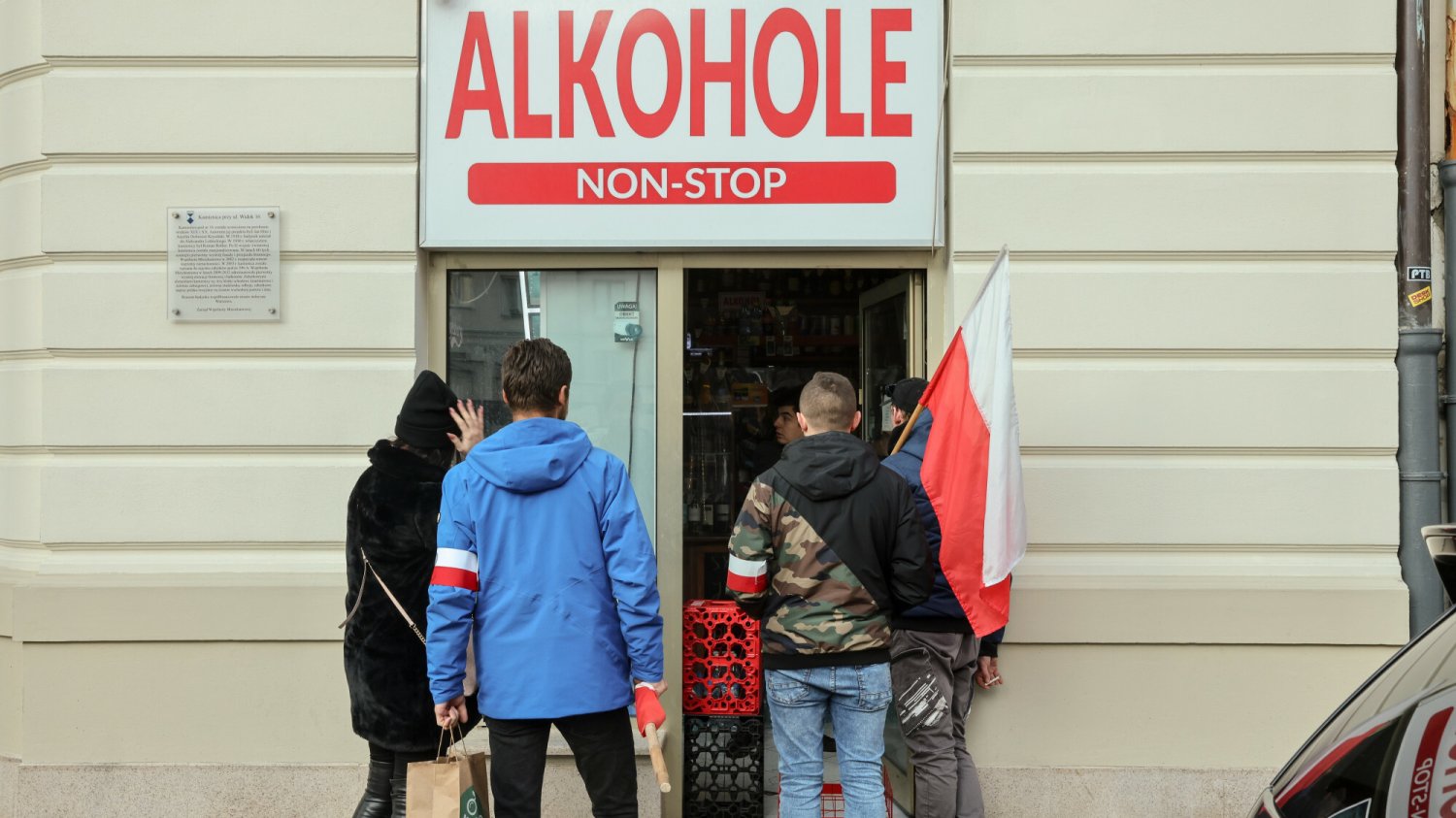Alkohol dla wielu uczestników jest nieodłącznym elementem Marszu Niepodległości.