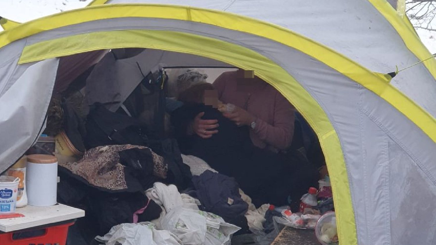 Gdańsk. 2-latka żyła z matką w namiocie. Kobieta przerwała milczenie.