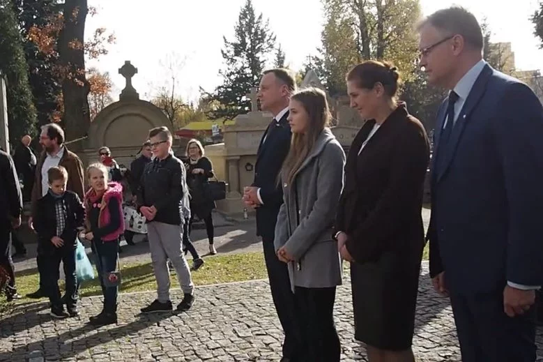 Wizyta prezydenta Dudy na cmentarzu w Nowym Sączu.