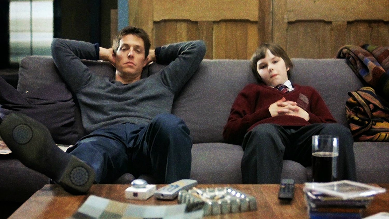 Hugh Grant w filmie „Był sobie chłopiec” z 2002 roku