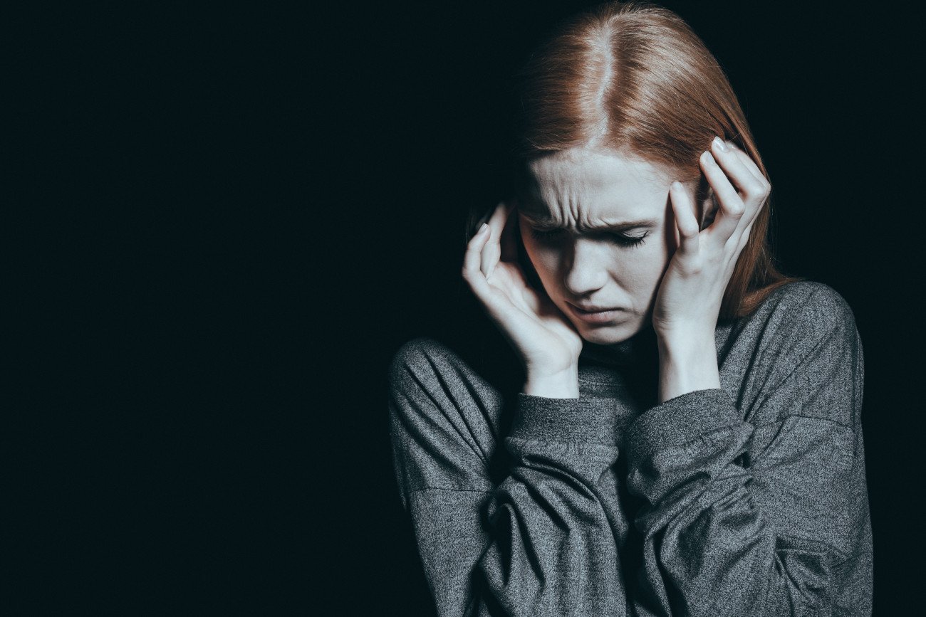 Migrena objawia się napadami silnego bólu głowy, któremu towarzyszą m.in. nudności, wymioty, nadwrażliwość na dźwięk i na światło.