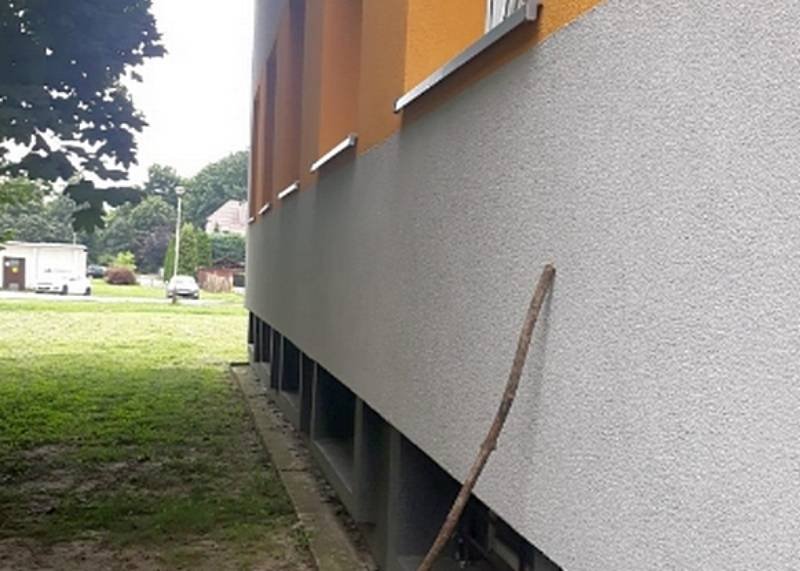 Kij, którym stuka się w parapet, postawiono pod jednym z okien. Tarnobrzeg: żeby dostać się do przychodni, trzeba stukać kijem w parapet.