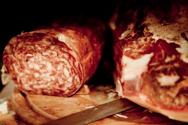 Gotowa szynka jest mieszanką prosciutto san daniele i prosciutto di Parma. W Polsce na każdą z nich mówi się „szynka parmeńska”, co jest błędem. Wyglądają tak samo, są szynką tego samego typu, jednak różnią się recepturą i smakiem.