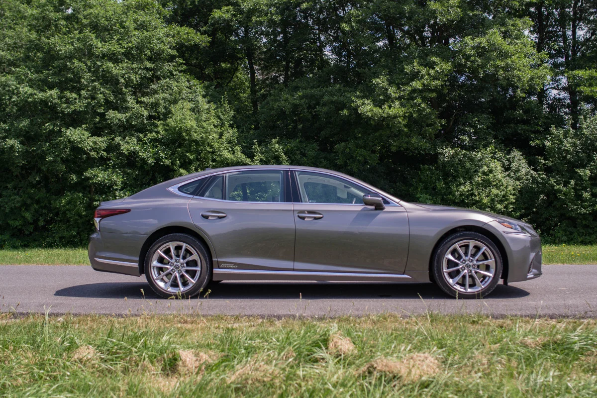 Linia nadwozia opada bardzo powoli.
