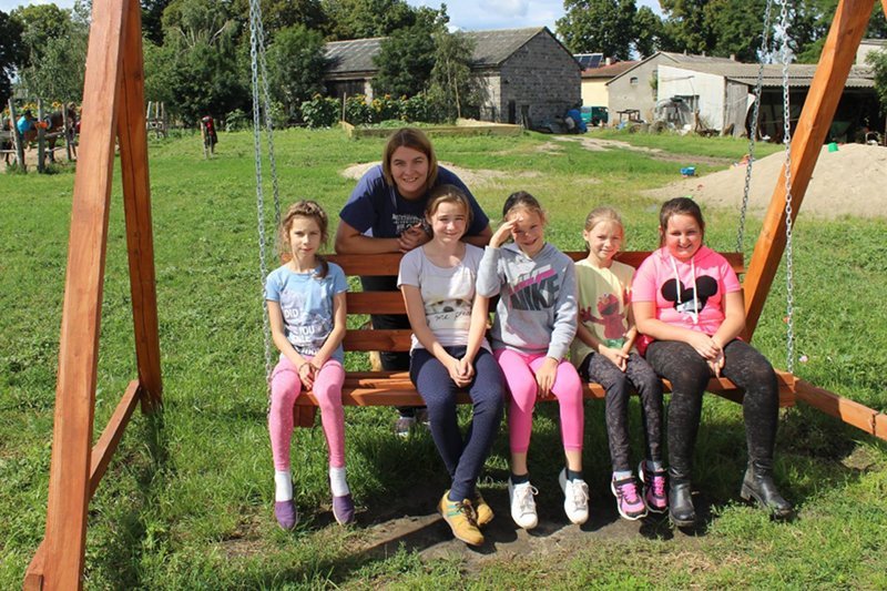 Magda Góral wróciła "ze świata" i za stodołą rodzinnego gospodarstwa otworzyła ośrodek rehabilitacyjny. To nie jedyny jej biznes. Mieszkańcy Bielaw zastanawiają się, co nowego wymyśli.