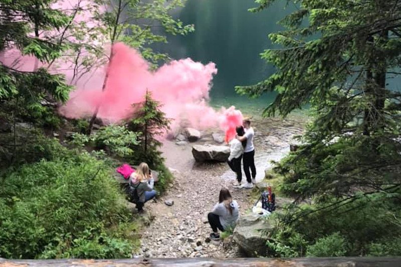 Turyści odpalili race nad Morskim Okiem.