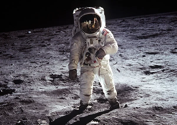 Buzz Aldrin stąpający po Księżycu.