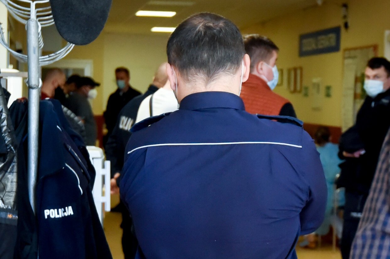 Policja w szpitalu. Zdjęcie ilustracyjne.