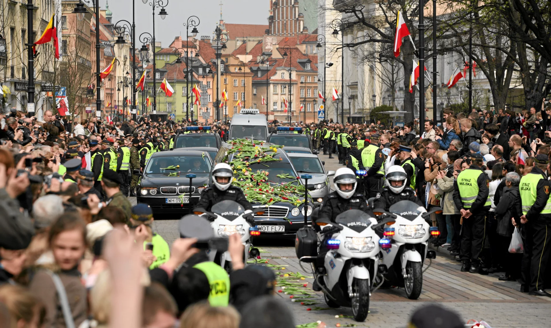 13 kwietnia 2010 roku. Przejazd trumny z ciałem pierwszej damy Marii Kaczyńskiej