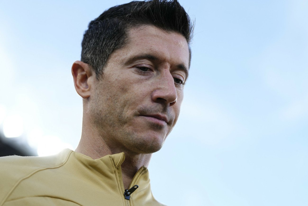 Robert Lewandowski ze względu na kontuzję uda będzie musiał pauzować najbliższe kilkanaście dni.