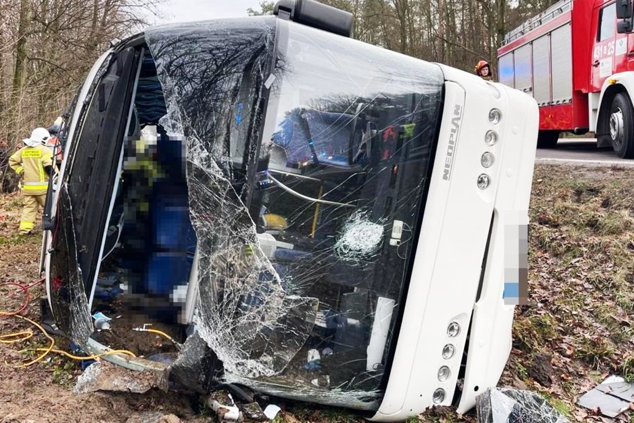 Lubelskie: Autokar wpadł do rowu. 11 osób poszkodowanych, a w tym dzieci