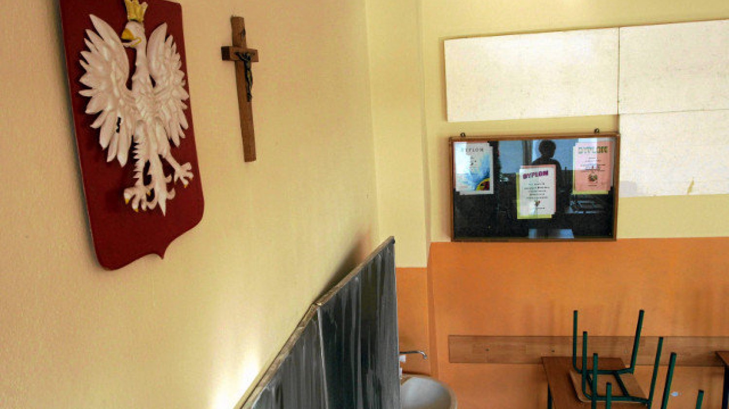 Doniesienia takie jak to, że katechetka uderzyła dziecko w twarz, jeszcze bardziej zniechęcają do religii w szkołach.