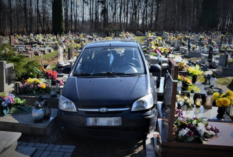 Nietypowy wypadek na śląskim cmentarzu. Samochód wjechał w środek alejki.