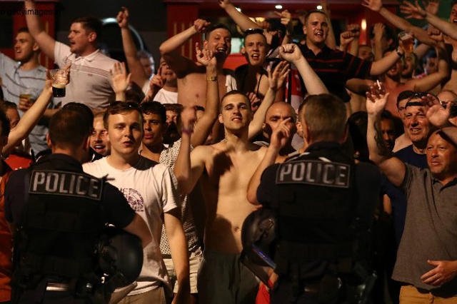 Brytyjczycy, którzy prawdopodobnie sprowokowali wielką bójkę, szybko zostali opanowani przez francuską policję.