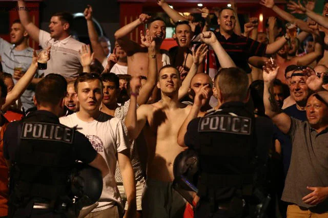 Brytyjczycy, którzy prawdopodobnie sprowokowali wielką bójkę, szybko zostali opanowani przez francuską policję.