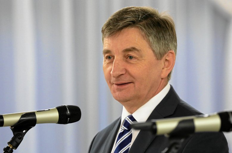 Marszałek Kuchciński stwierdził, że członkowie rodziny nie mieli jak zapłacić za bilety na lot do Rzeszowa.