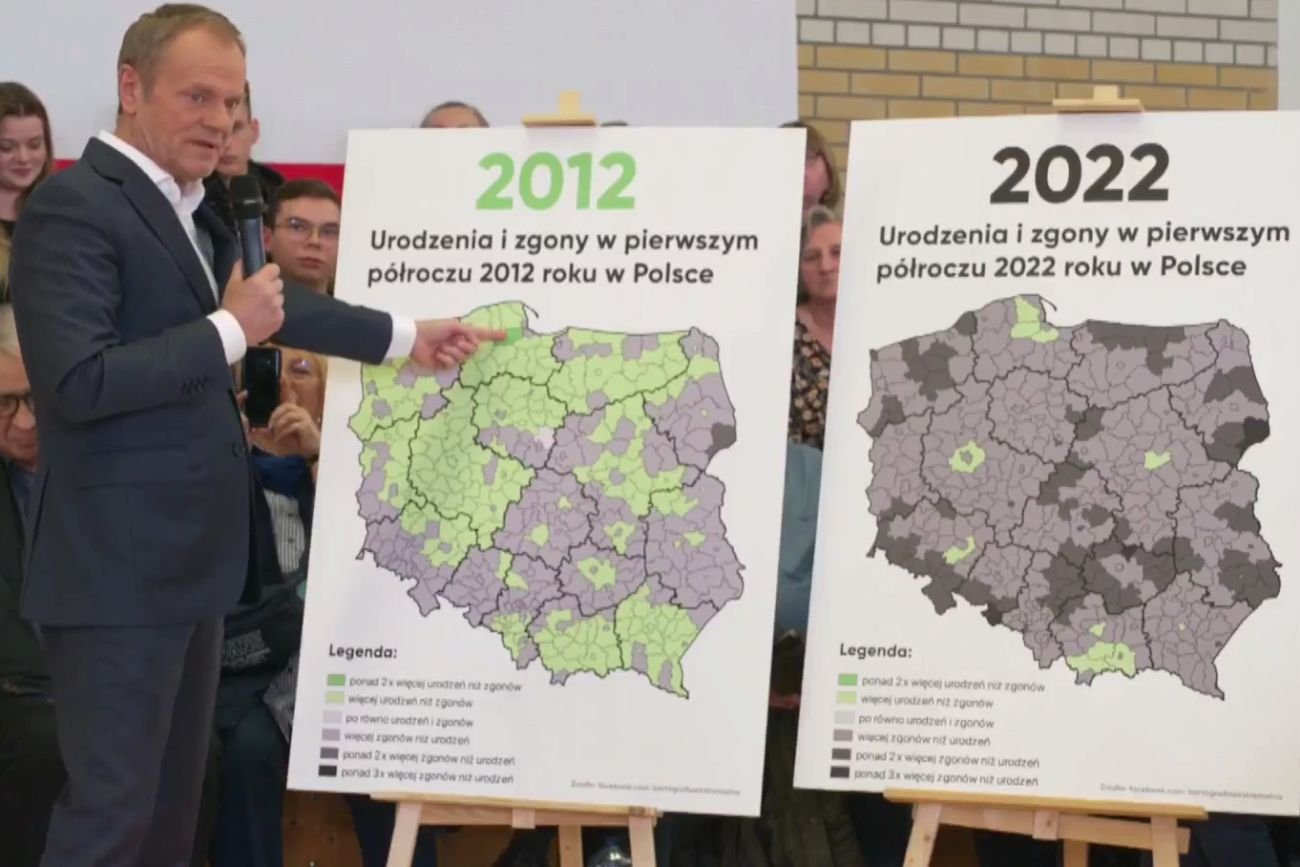 Tusk w Kleosinie. Pokazał mapy dotyczące urodzeń i zgonów w Polsce