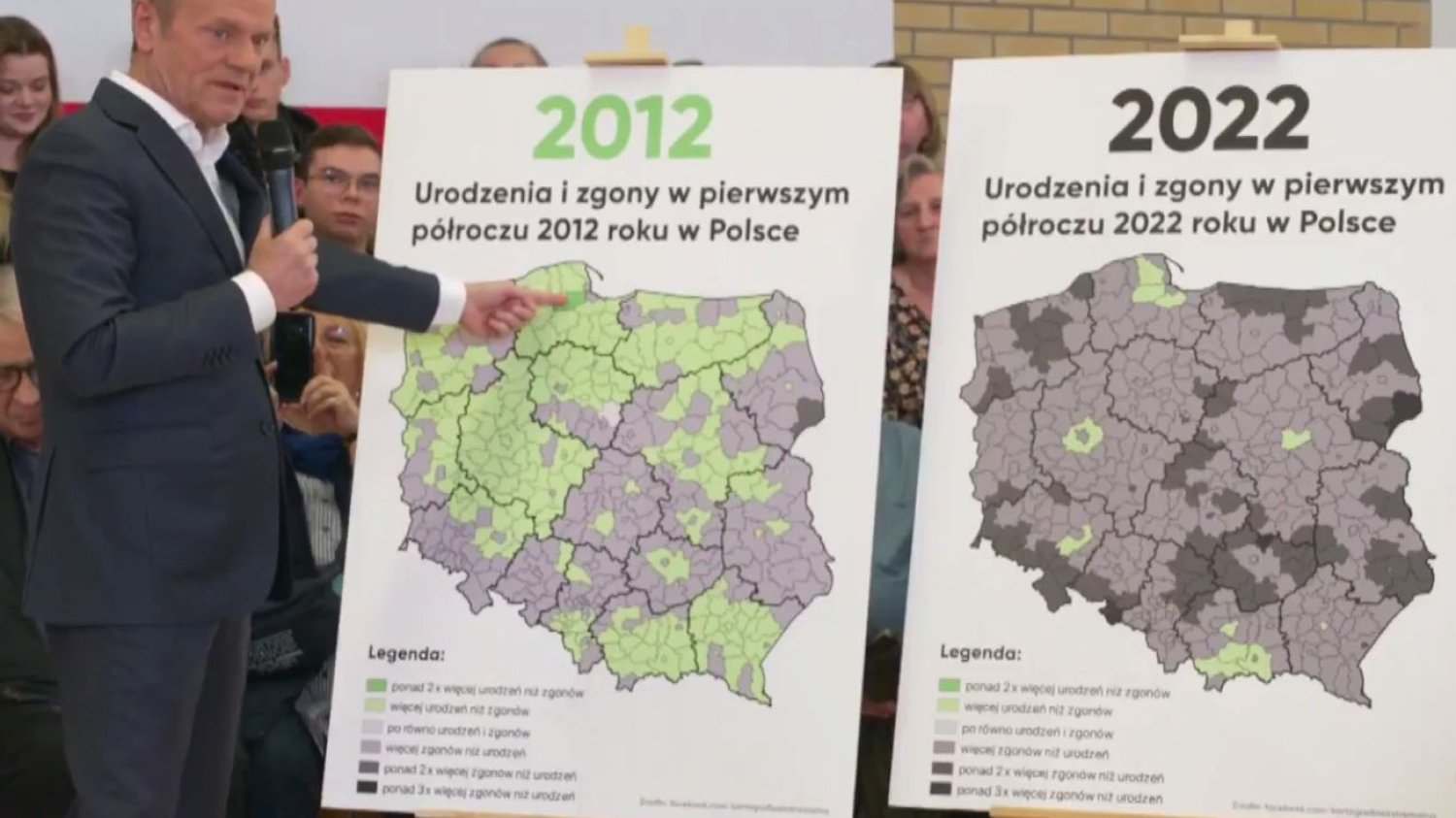 Tusk w Kleosinie. Pokazał mapy dotyczące urodzeń i zgonów w Polsce