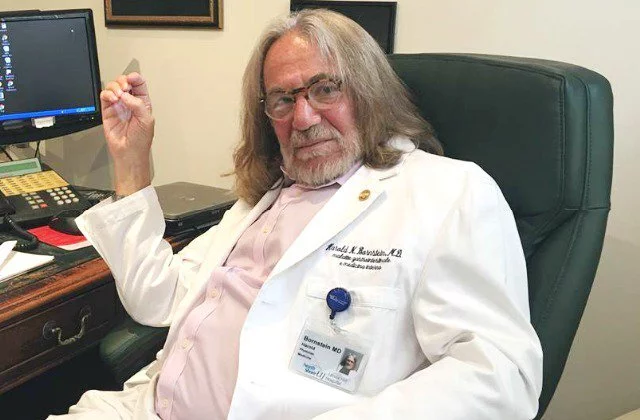 Osobisty lekarz Donalda Trumpa, gastroenterolog dr Harold Bornstein twierdzi, że gęste włosy obecnego prezydenta USA są skutkiem ubocznym leków na prostatę, które zażywa polityk. Dlaczego Donald Trump ma takie gęste włosy? Jego osobisty lekarz, dr Harold Bornstein zdradził sekret polityka.