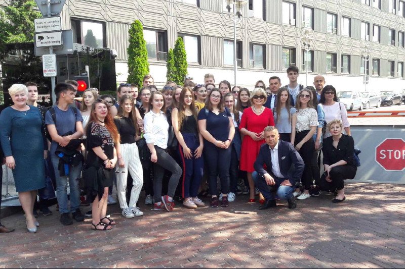 Wycieczka z rydy Śląskiej nie została wpuszczona na teren Sejmu. Wszystko z powodu zarządzenia marszałka Marka Kuchcińskiego.