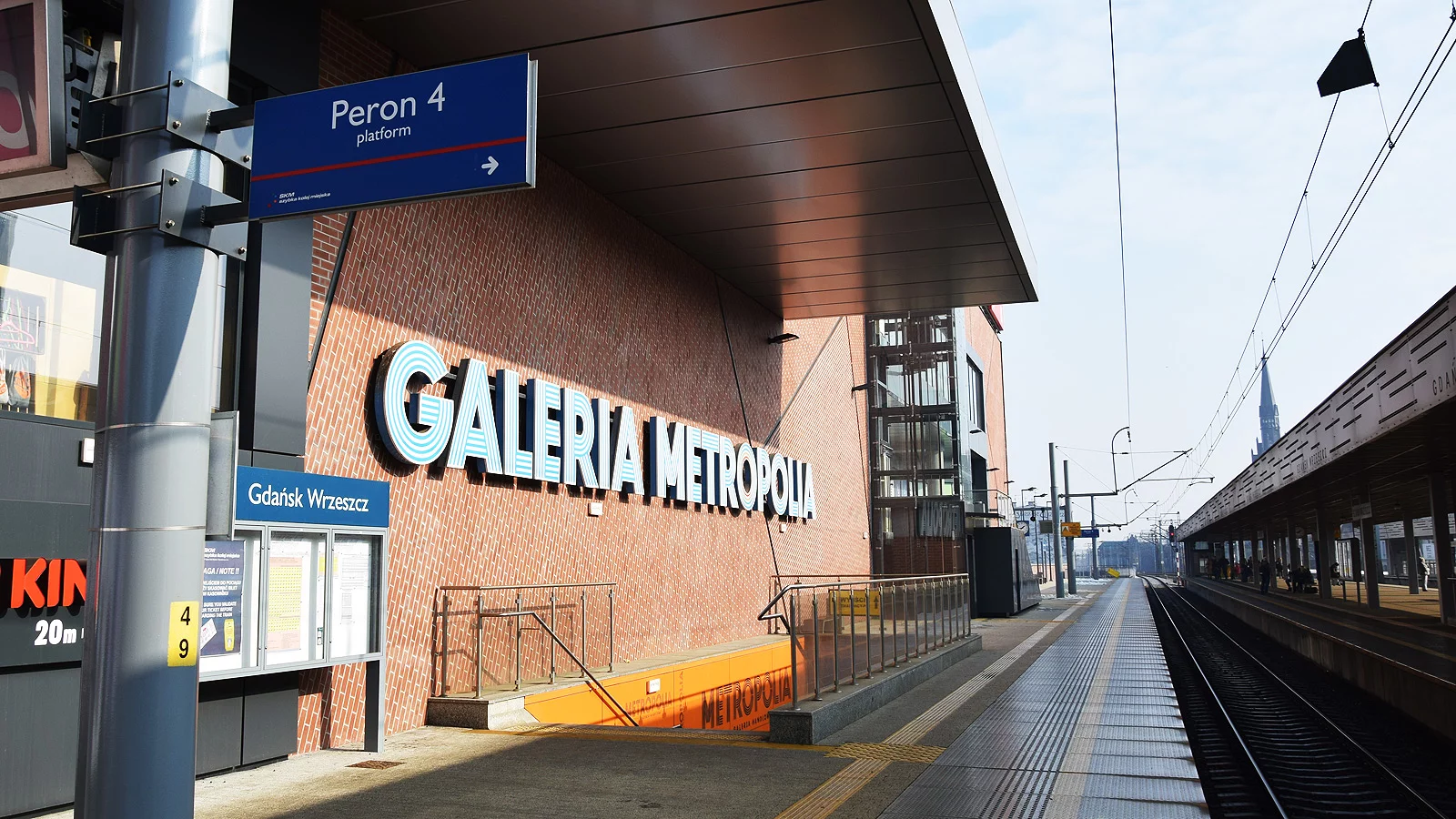 Do niedawna Galeria Metropolia nie czerpała zbyt wielu korzyści z położenia właściwie na peronie kolejowym. Wszystko zmieniło się po wprowadzeniu zakazu handlu w niedziele.