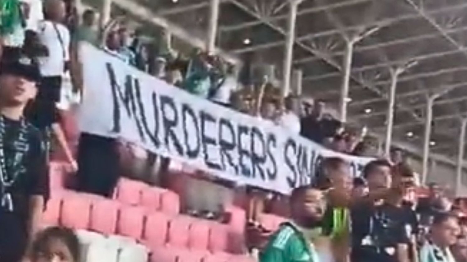 Skandal na meczu Raków - Maccabi Hajfa. Obraźliwy transparent wywołał burzę.