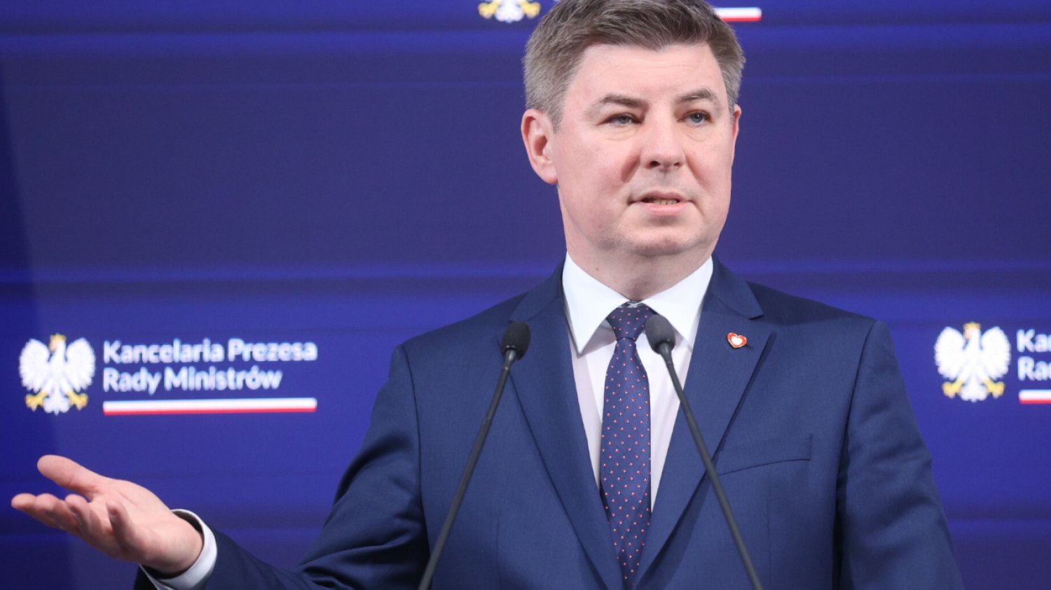 Szok w KPRM. Przez zaniedbania rządu Morawickiego zabraknie na wypłaty dla pracowników w grudniu