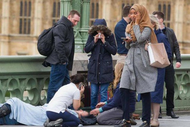 To zdjęcie miało dowodzić obojętności przechodzącej muzułmanki na atak terrorystyczny w Westminster. Okazało się, że w sieci umieścił je rosyjski troll udający amerykańskiego patriotę.