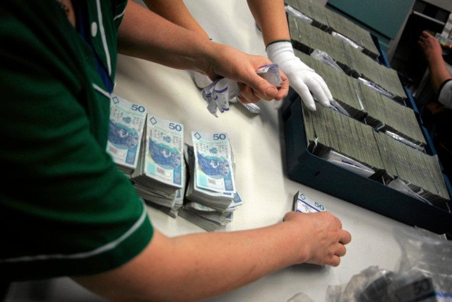 Sortownia pieniędzy w Narodowym Banku Polskim, ciekawe czy zawodowcom też zadrżała ręka na widok nowych banknotów?
