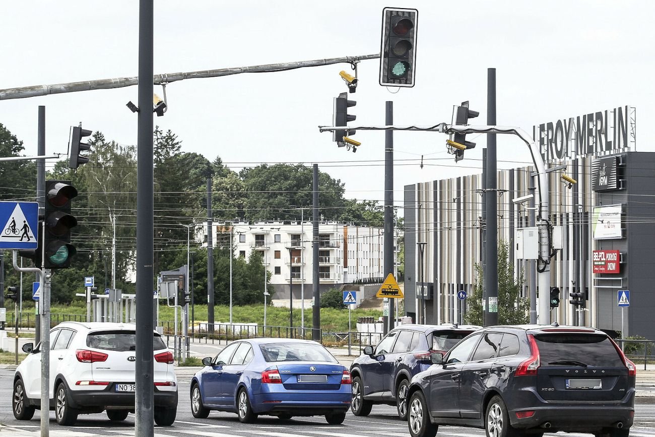 W Polsce są tysiące kierowców, którym wielka żółta kamera obok sygnalizatora nie daje do myślenia