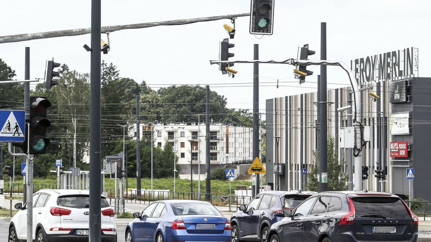 W Polsce są tysiące kierowców, którym wielka żółta kamera obok sygnalizatora nie daje do myślenia
