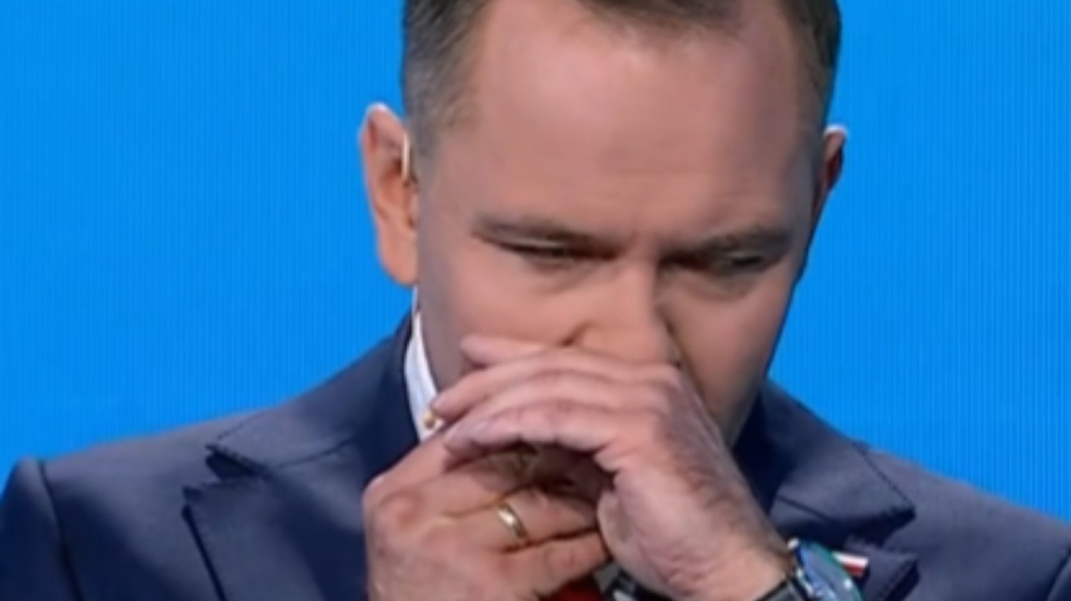 Nawrocki z dziwnym gestem podczas debaty. Wzbudził spekulacje