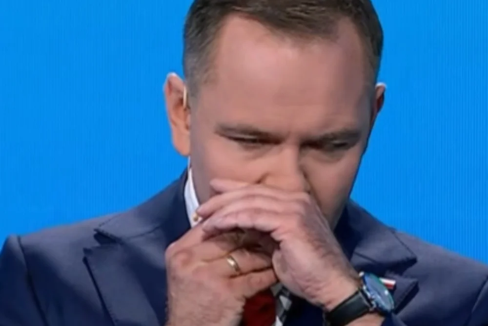 Nawrocki z dziwnym gestem podczas debaty. Wzbudził spekulacje