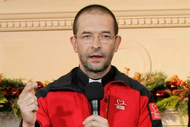 Ks. Jacek Stryczek "nie ma żadnego problemu" z umowami śmieciowymi