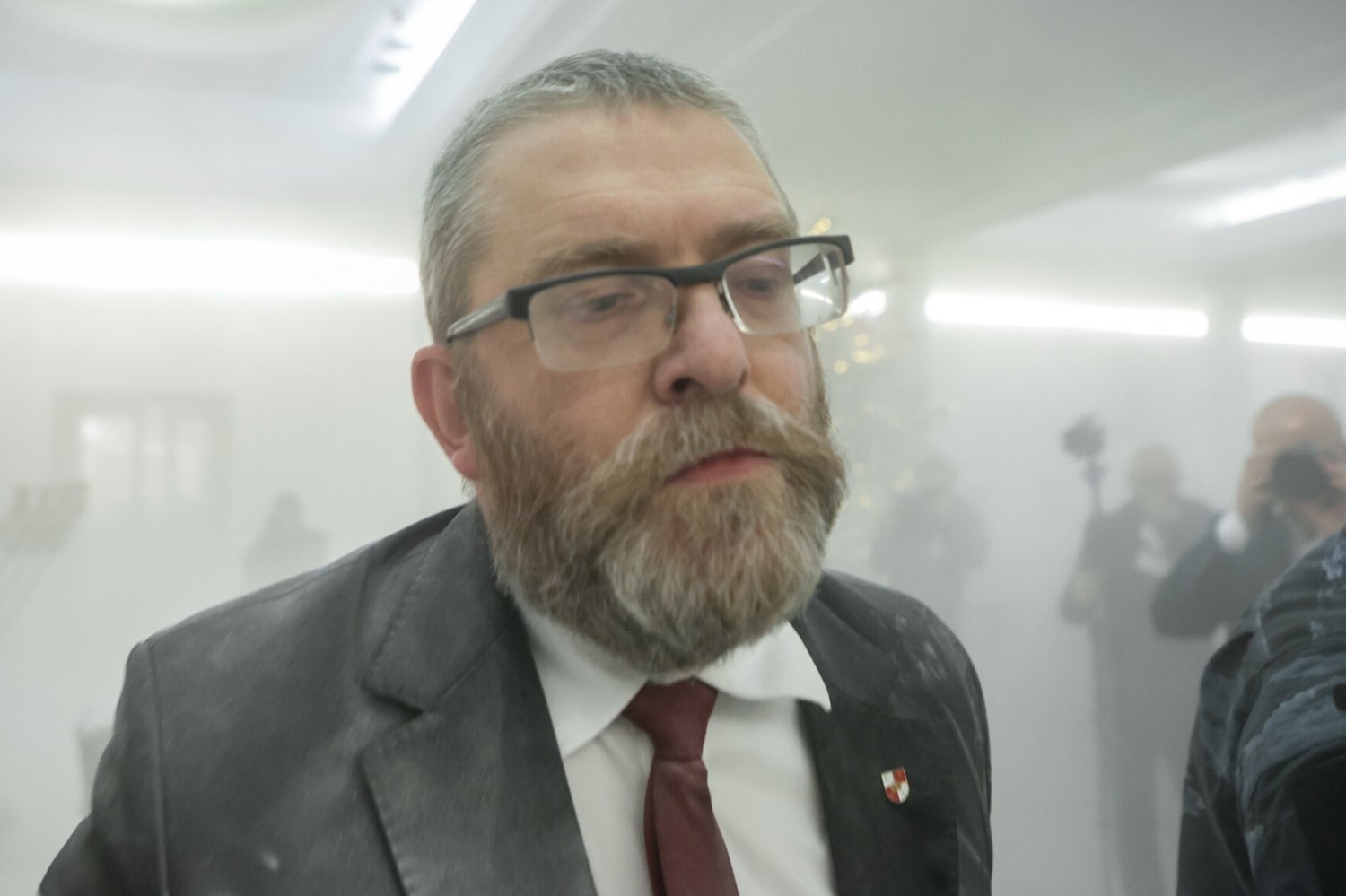 Konfederacja ukarała Grzegorza Brauna. Chodzi o akcję z gaśnicą w Sejmie.