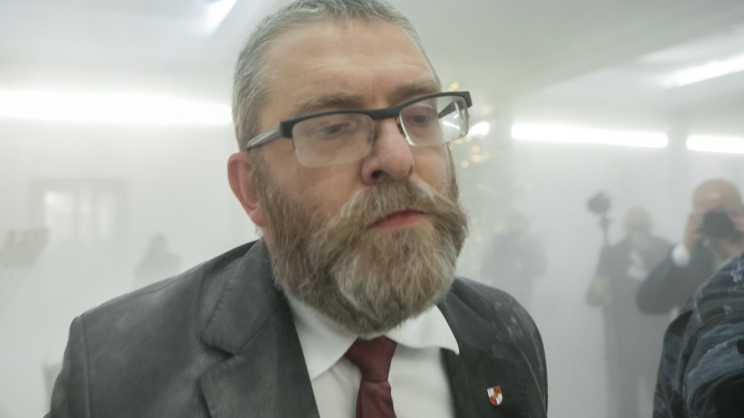 Konfederacja ukarała Grzegorza Brauna. Chodzi o akcję z gaśnicą w Sejmie.