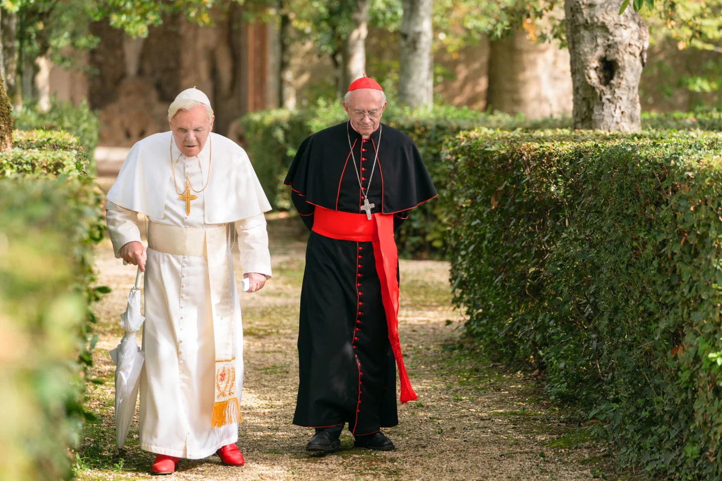 "Dwóch papieży" to udany i wciągający film o autentycznych i żyjących postaciach, ale w wielu miejscach mija się prawdą