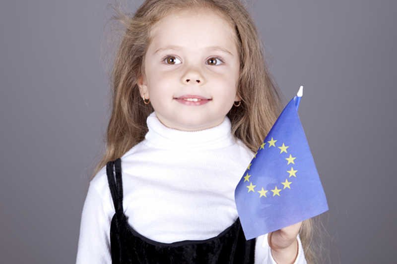 "Do Unii też należeć chcę. To drugi dom, więc cieszę się. Dwa domy mam tak bliskie mi, w jednym chcę żyć, w drugim chcę być" – taki wierszyk zamieszczono w jednym z podręczników dla sześciolatków