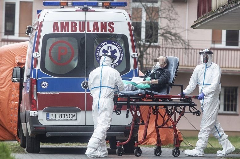 Najwięcej nowych zakażeń SARS-CoV-2 23 marca odnotowano na Mazowszu. Medycy z pacjentem zakażonym koronawirusem