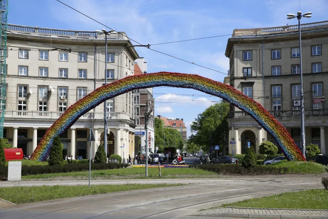 Tęcza z placu Zbawiciela ma niedługo z niego zniknąć 