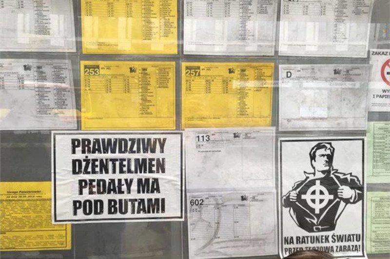 We Wrocławiu na przystankach pojawiły się homofobiczne plakaty.