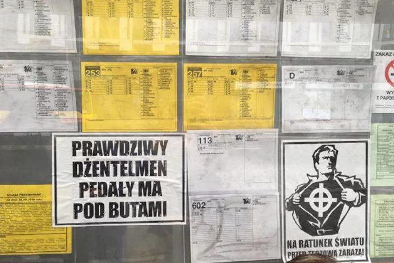 We Wrocławiu na przystankach pojawiły się homofobiczne plakaty.