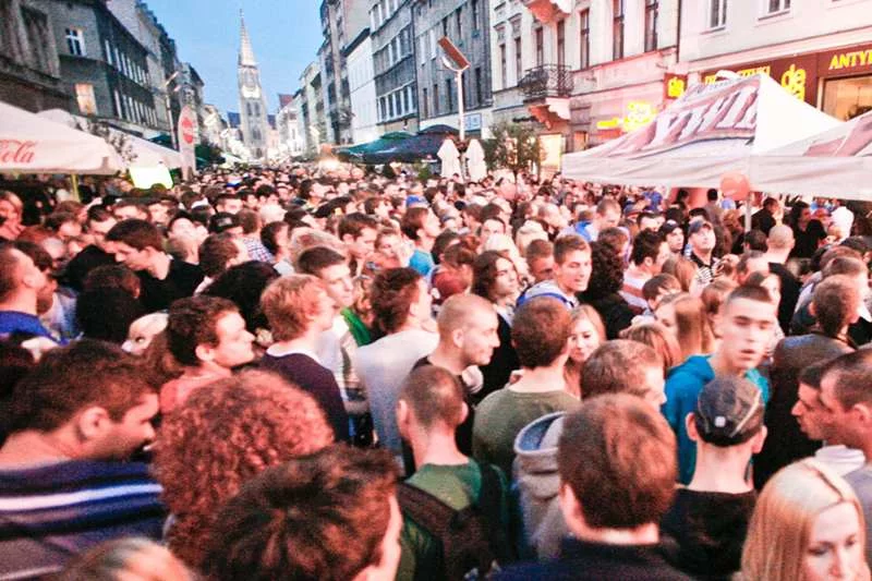 Ulica Mariacka w Katowicach podczas koncertu zespołu Kaliber 44