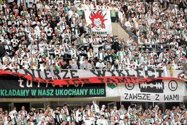 Po fladze nie można pisać. To przestępstwo.