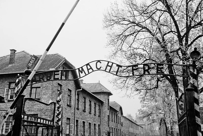 Podczas drugiej wojny światowej Eduard Lubusch kierował warsztatem ślusarskim i odlewnią żeliwa w KL Auschwitz, wykazując się humanitaryzmem wobec więźniów