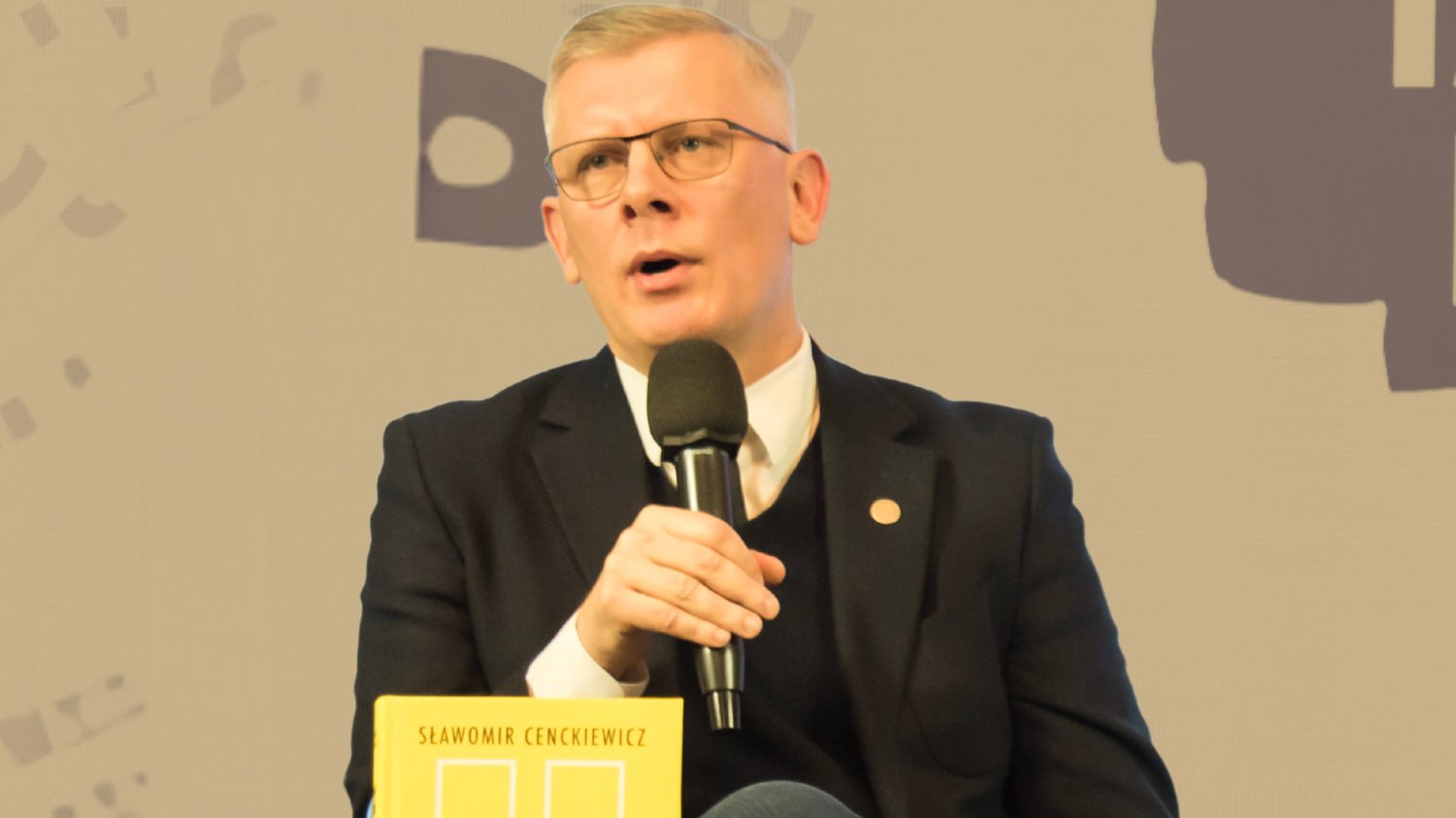 Burza po artykule o lekach Cenckiewicza.