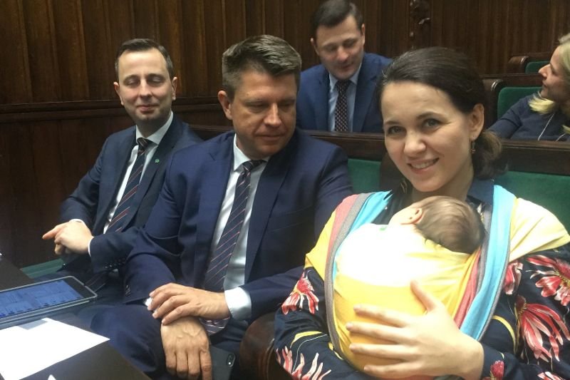 Posłanka Nowoczesnej - Kornelia Wróblewska w Sejmie pojawia się z dzieckiem.